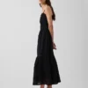 Vestido largo en capas con ojales
