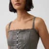 Vestido largo en capas con ojales