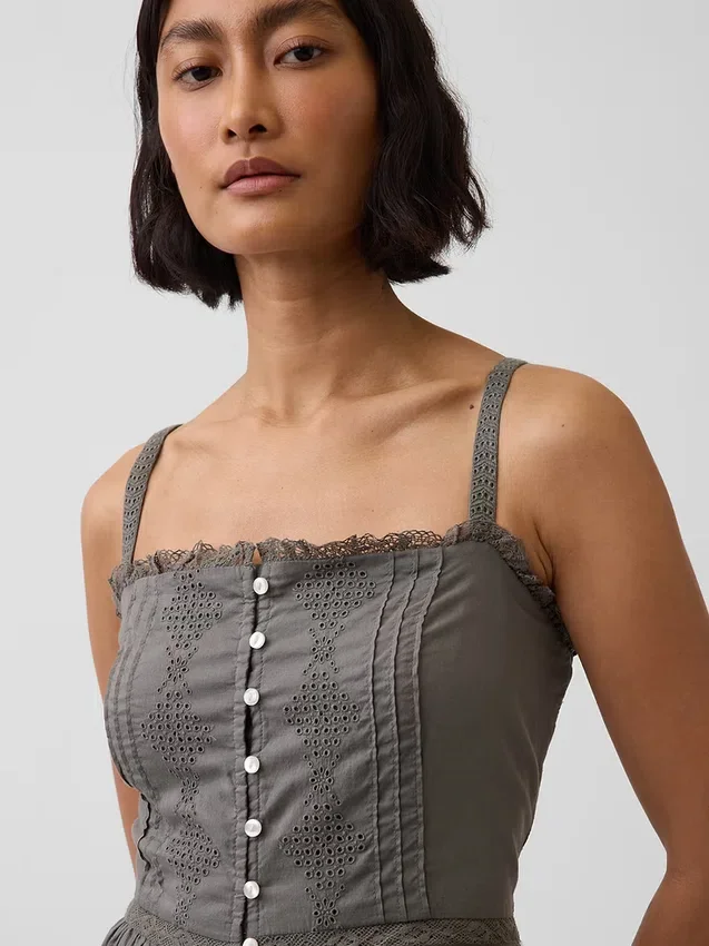 Vestido largo en capas con ojales