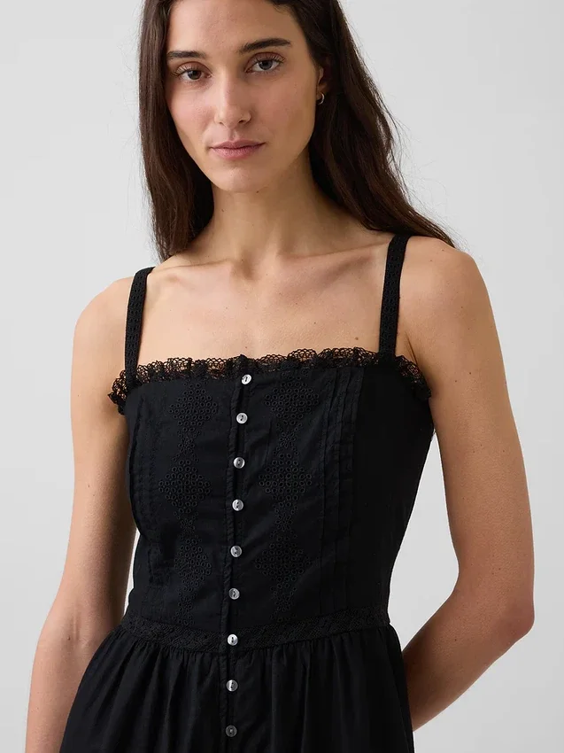 Vestido largo en capas con ojales