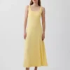 Vestido largo moderno de cuello cuadrado con diseño acanalado
