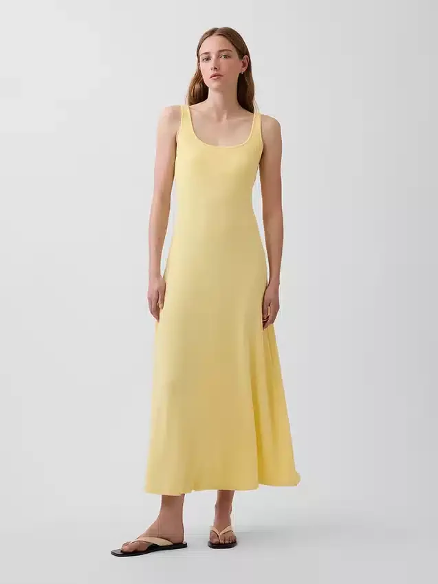 Vestido largo moderno de cuello cuadrado con diseño acanalado
