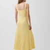 Vestido largo moderno de cuello cuadrado con diseño acanalado