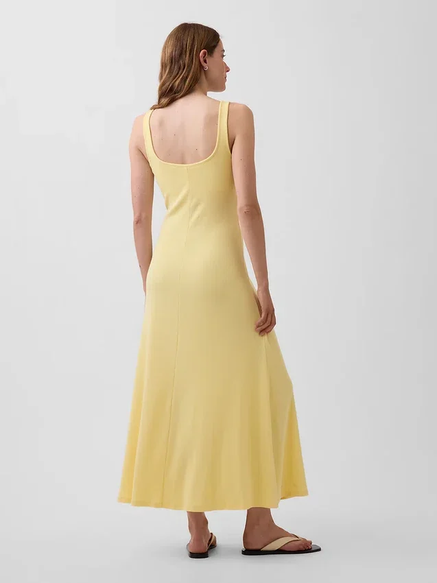 Vestido largo moderno de cuello cuadrado con diseño acanalado