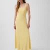 Vestido largo moderno de cuello cuadrado con diseño acanalado