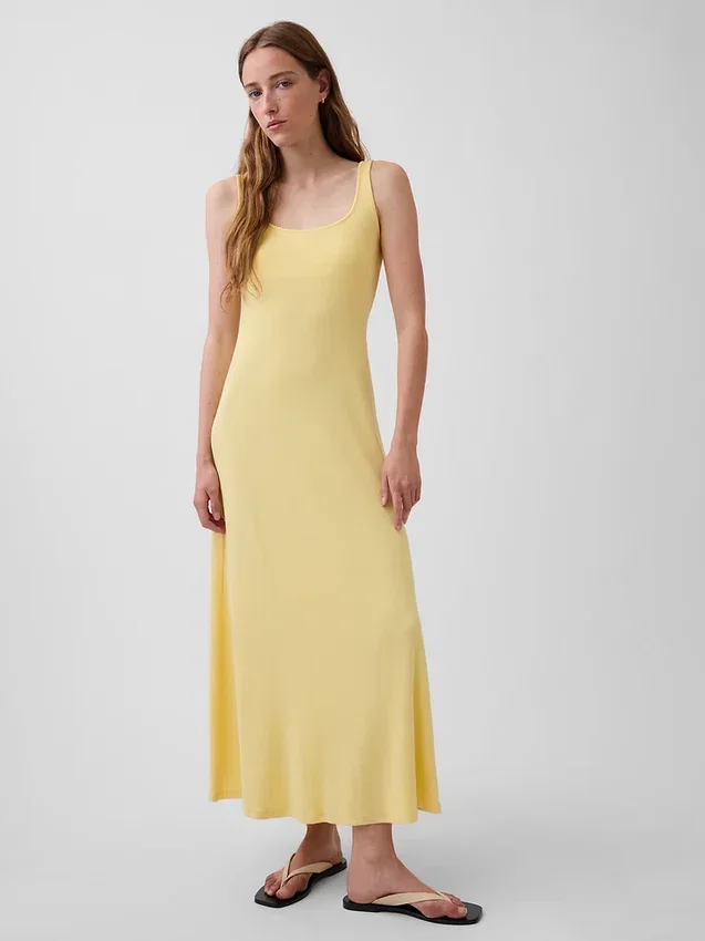 Vestido largo moderno de cuello cuadrado con diseño acanalado