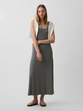 Vestido largo moderno de cuello cuadrado con tejido acanalado