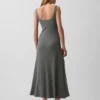 Vestido largo moderno de cuello cuadrado con tejido acanalado