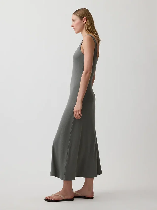 Vestido largo moderno de cuello cuadrado con tejido acanalado