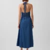 Vestido largo tipo halter de mezclilla con costuras