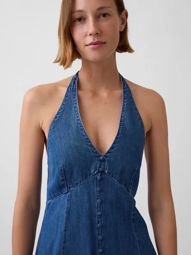 Vestido largo tipo halter de mezclilla con costuras