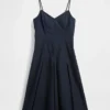 Vestido midi con cuello en V y costuras