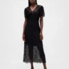 Vestido midi de encaje con cuello en V