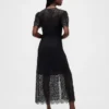 Vestido midi de encaje con cuello en V