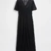 Vestido midi de encaje con cuello en V