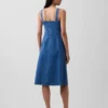 Vestido midi de mezclilla con cierre frontal de botones