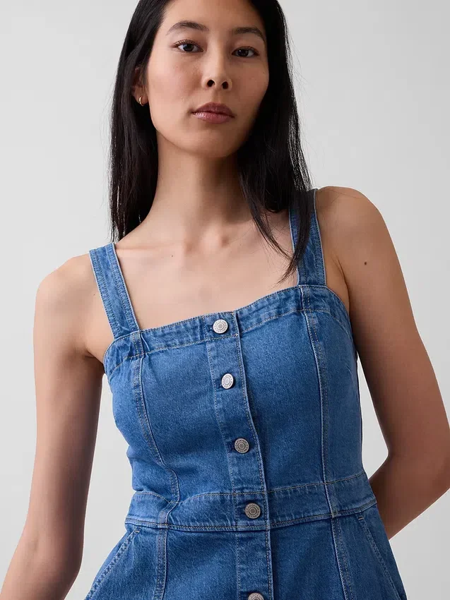 Vestido midi de mezclilla con cierre frontal de botones
