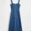 Vestido midi de mezclilla con cierre frontal de botones