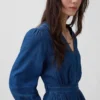Vestido midi de mezclilla con cintura de piezas