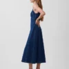 Vestido midi de mezclilla con costuras y cremallera frontal