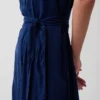 Vestido midi utilitario de mezclilla con cinturón para atar