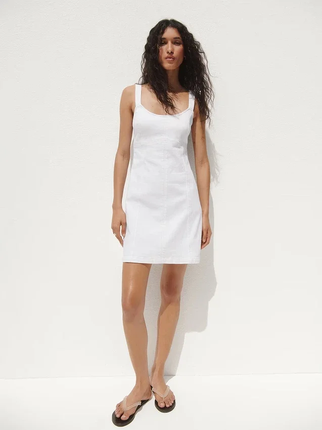 Vestido mini con paneles de mezclilla