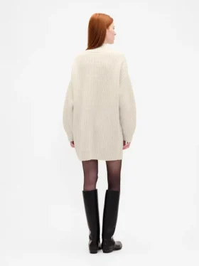 Vestido mini de jerséu oversize con cuello de tortuga