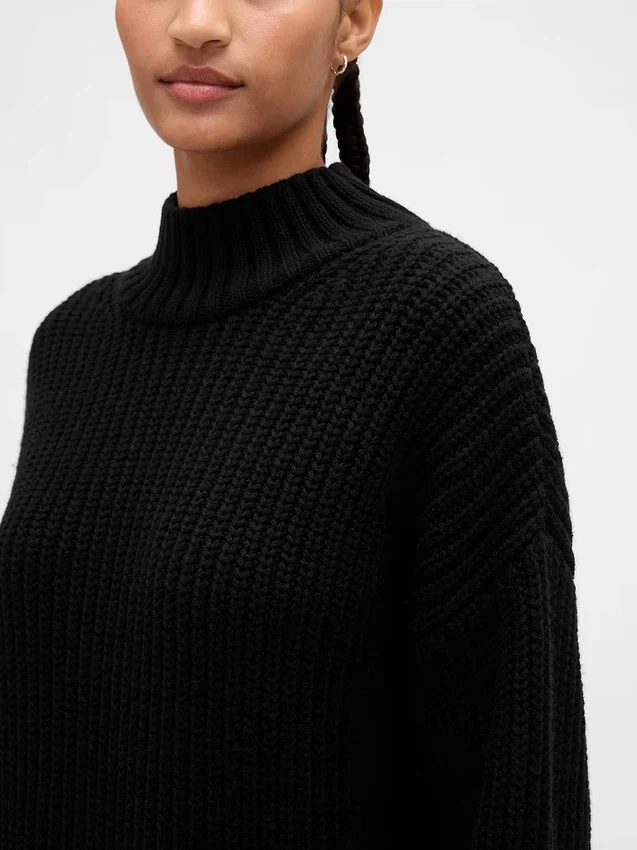 Vestido mini de jerséu oversize con cuello de tortuga