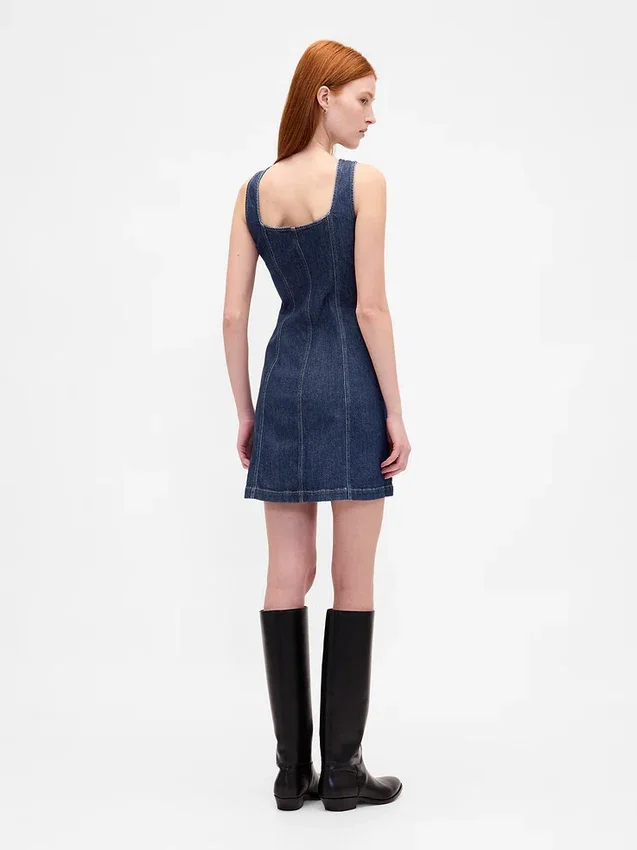 Vestido mini de mezclilla con costuras y botones al frente