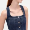 Vestido mini de mezclilla con costuras y botones al frente