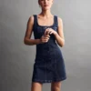 Vestido mini de mezclilla con costuras y botones al frente