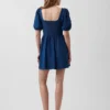 Vestido mini de mezclilla con mangas abullonadas y escote de corazón