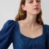 Vestido mini de mezclilla con mangas abullonadas y escote de corazón