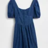 Vestido mini de mezclilla con mangas abullonadas y escote de corazón