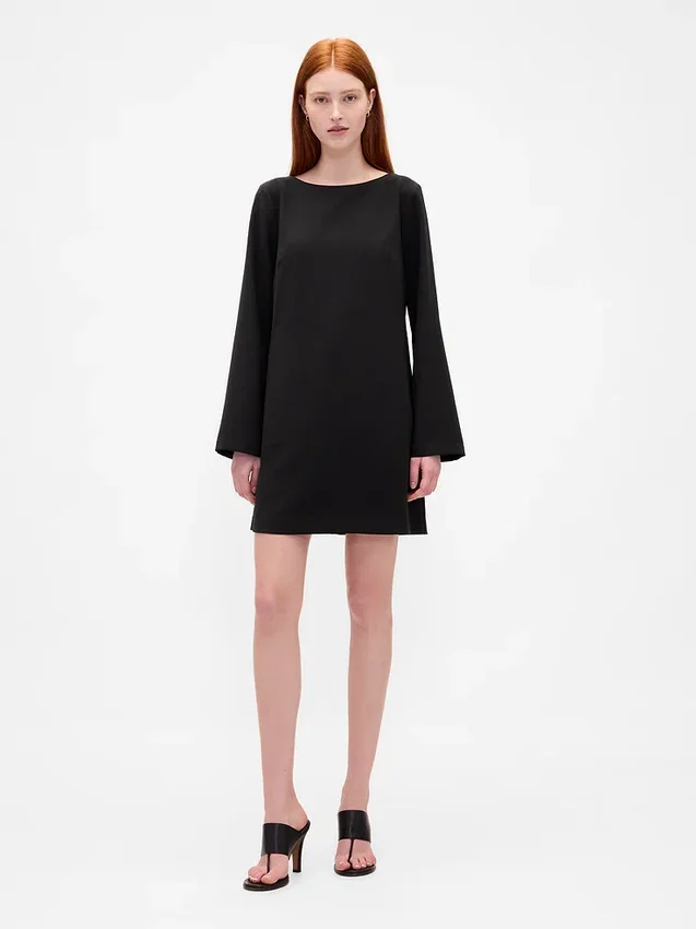 Vestido mini recto con cuello de barco