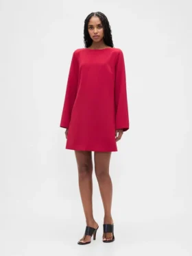 Vestido mini recto con cuello de barco
