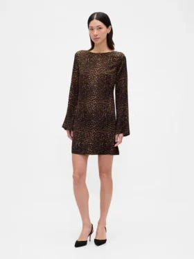 Vestido mini recto con cuello de barco