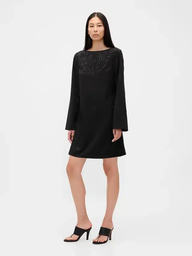 Vestido mini recto con cuello de barco