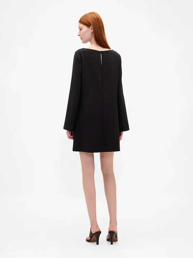 Vestido mini recto con cuello de barco