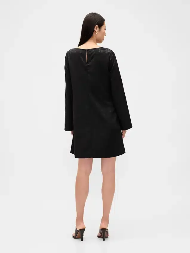 Vestido mini recto con cuello de barco