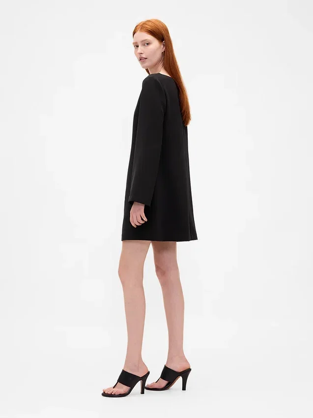Vestido mini recto con cuello de barco