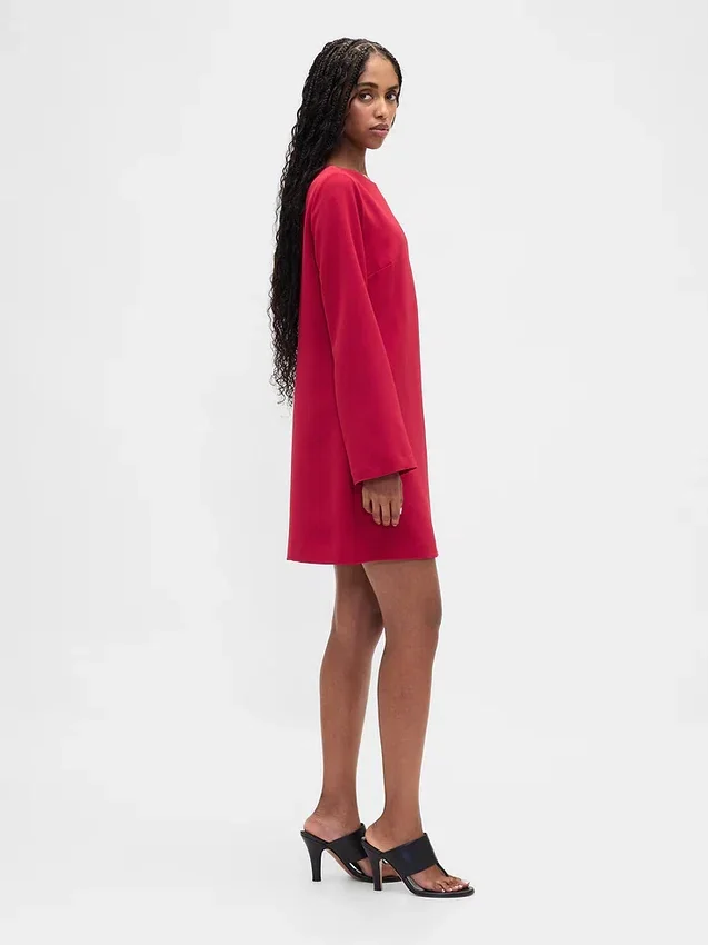 Vestido mini recto con cuello de barco