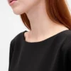 Vestido mini recto con cuello de barco