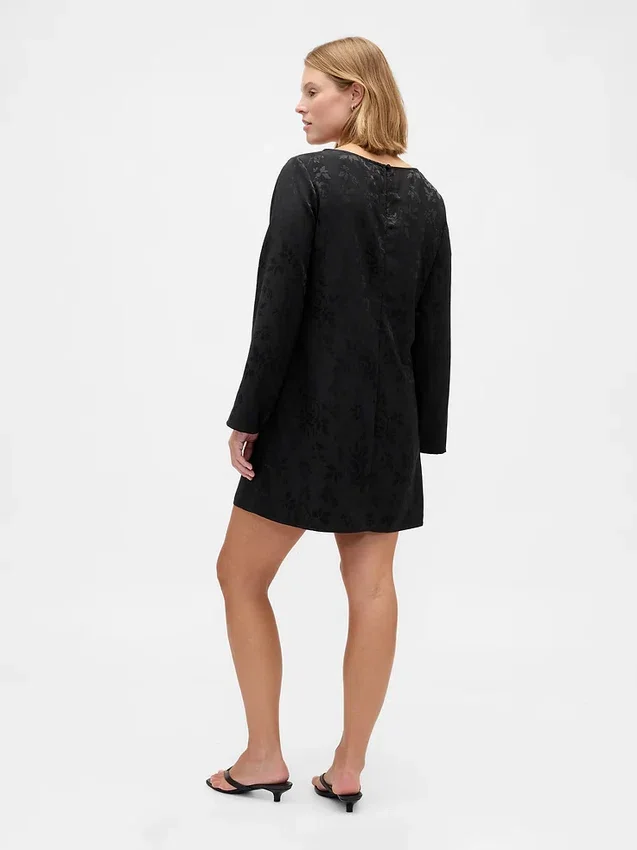 Vestido mini recto con cuello de barco