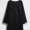 Vestido mini recto con cuello de barco