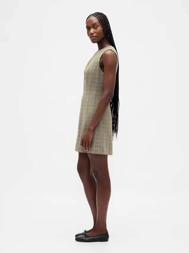 Vestido mini recto de cuello alto