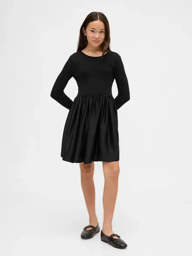 Vestido moderno de materiales mixtos para niñas