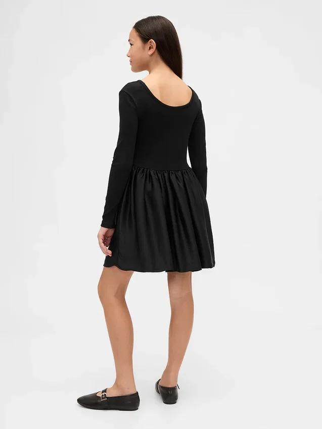 Vestido moderno de materiales mixtos para niñas
