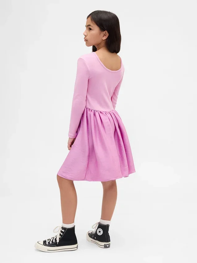 Vestido moderno de materiales mixtos para niñas