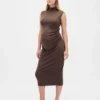 Vestido premamá moderno con cuello alto